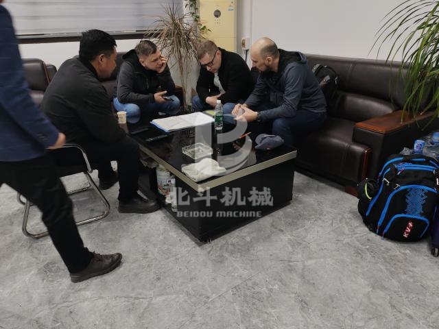 客戶來訪報(bào)導(dǎo):外國客戶探索綜合破碎機(jī)的功能與優(yōu)勢