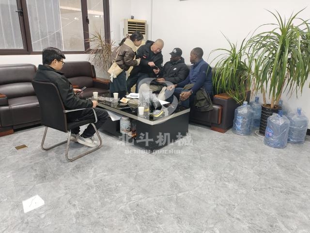 木材削片機(jī)性價(jià)比高,外國客戶聞訊前來了解